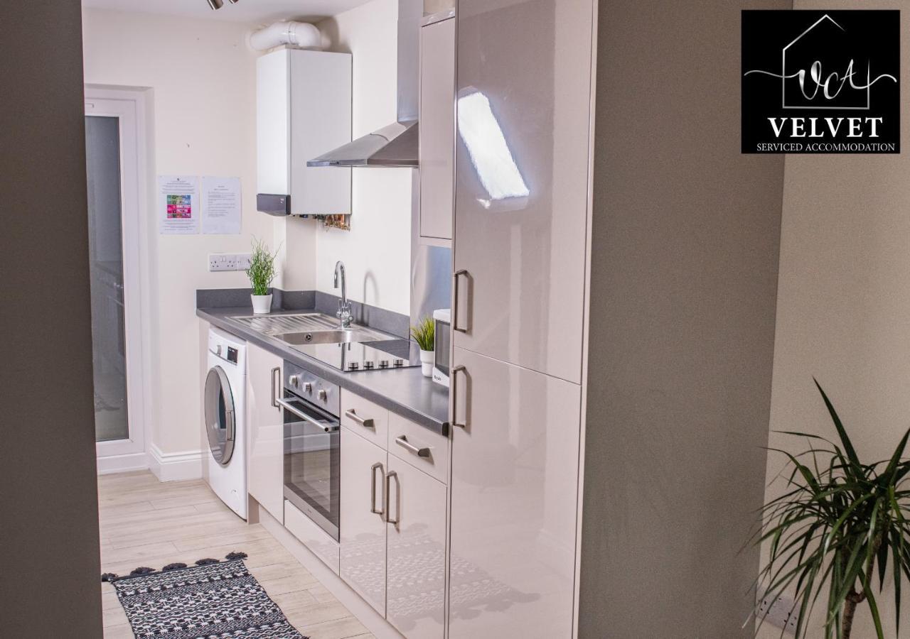 1 Bed House At Velvet Serviced Accommodation Swansea With Free Parking & Wifi - Sa1 Eksteriør billede
