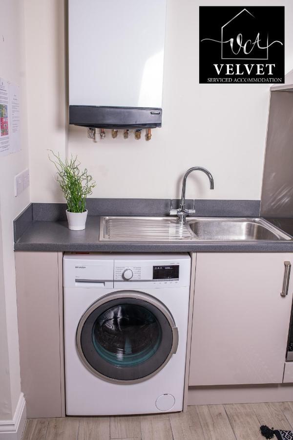 1 Bed House At Velvet Serviced Accommodation Swansea With Free Parking & Wifi - Sa1 Eksteriør billede