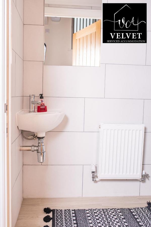 1 Bed House At Velvet Serviced Accommodation Swansea With Free Parking & Wifi - Sa1 Eksteriør billede